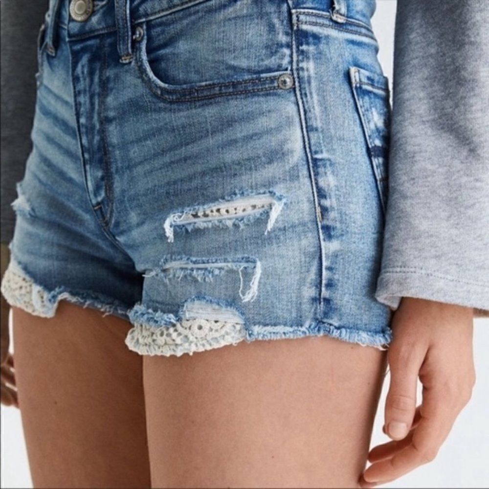 EXCELLENT DISTRESSED CONDITION WOMEN’S SIZE 4 AMERICAN EAGLE MIDI SHORTS W/LACE
